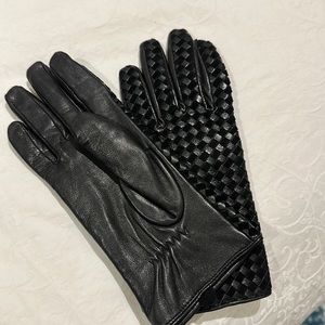 Danier medium size pristine condition black leather and suede women’s gloves.
